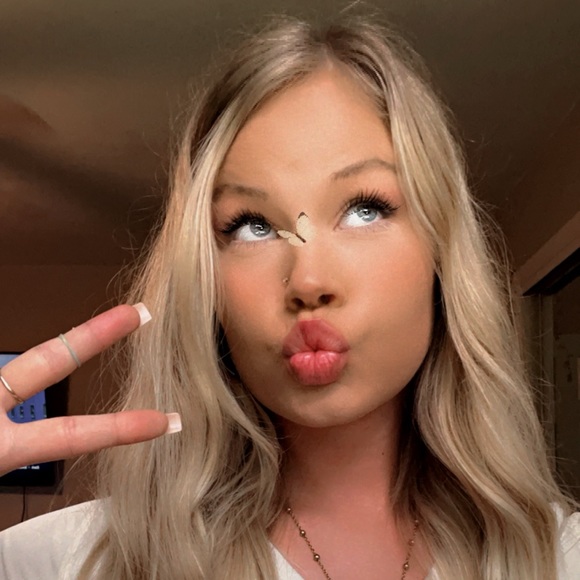 Meet your Posher, Carly - Picture 1 of 1